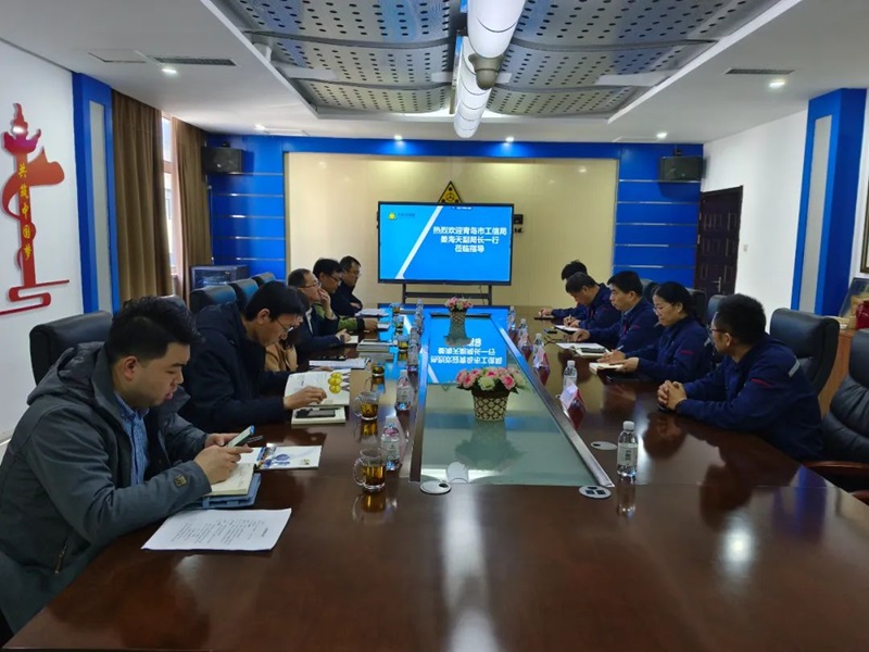 青島市工信局副局長(cháng)姜海天一行蒞臨力克川液壓參觀(guān)指導1.jpg